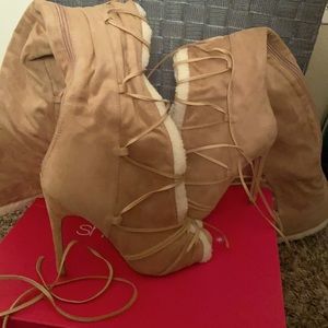 Shoe dazzle knee high boots tan